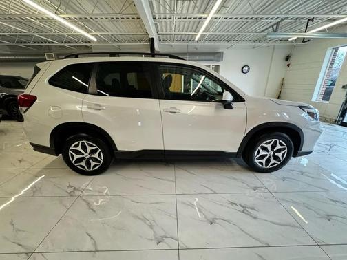 Crystal White Pearl 2019 Subaru Forester Premium