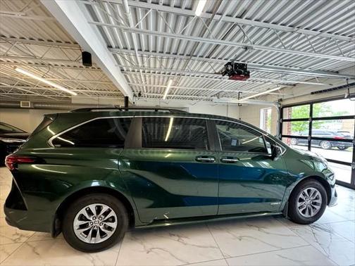 2021 Toyota Sienna XLE 8 Passenger