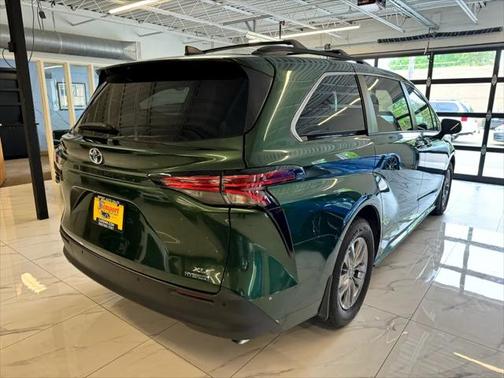 2021 Toyota Sienna XLE 8 Passenger