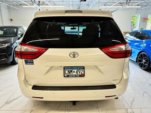 2017 Toyota Sienna XLE
