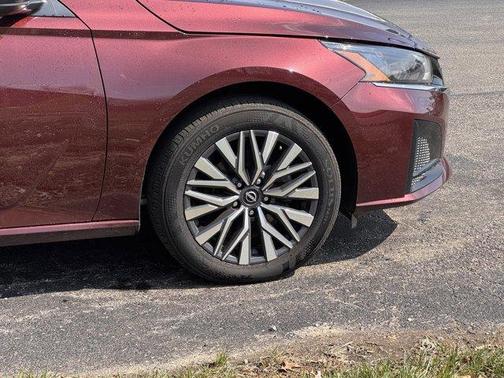 Garnet Pearl Me 2025 Nissan Altima SV