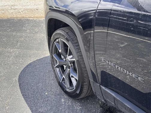 Diamond Black 2026 Jeep Cherokee Overland