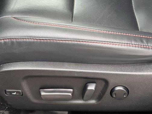 Midnight Black Metallic 2019 Toyota Highlander SE