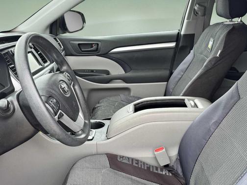 Midnight Black Metallic 2019 Toyota Highlander LE
