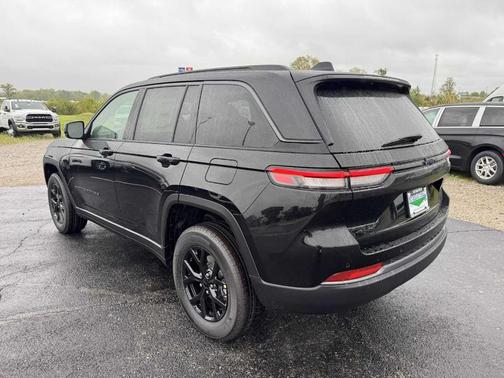 Diamond Black 2026 Jeep Grand Cherokee Laredo