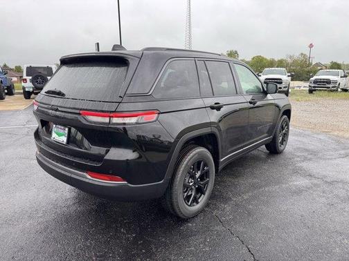 Diamond Black 2026 Jeep Grand Cherokee Laredo