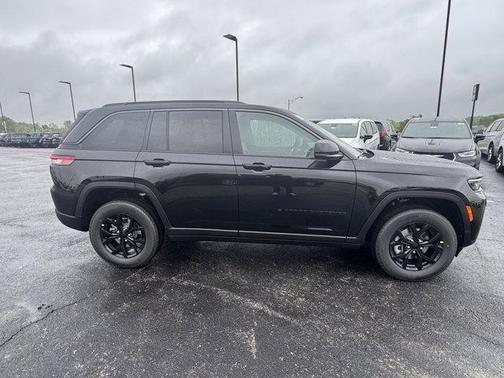 Diamond Black 2026 Jeep Grand Cherokee Laredo