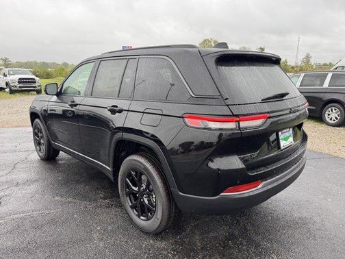 Diamond Black 2026 Jeep Grand Cherokee Laredo