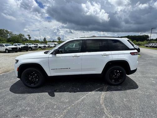 Bright White Clearcoat 2026 Jeep Grand Cherokee Laredo