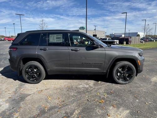 2025 Jeep Grand Cherokee Laredo