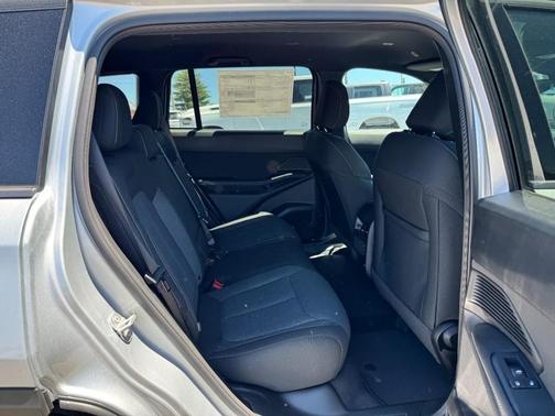Silver Zynith Clearcoat 2026 Jeep Cherokee LAREDO/LIMITED