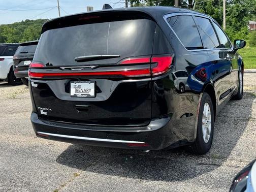 Diamond Black 2027 Chrysler Pacifica SELECT