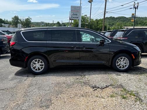 Diamond Black 2027 Chrysler Pacifica SELECT