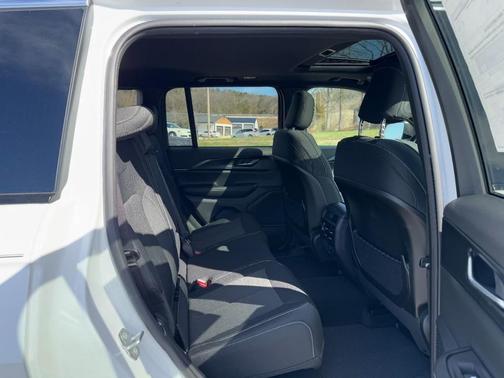 2026 Jeep Grand Cherokee Laredo X 4x4