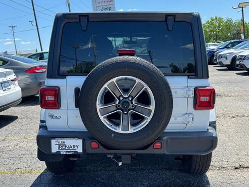 Bright White Clearcoat 2018 Jeep Wrangler Unlimited Sahara
