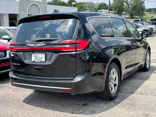 Brilliant Black Crystal Pearlcoat 2024 Chrysler Pacifica Limited