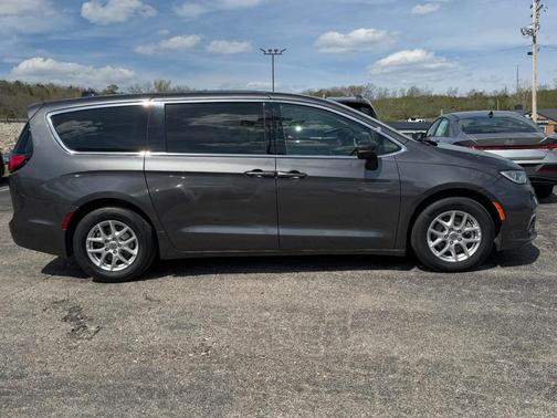 2023 Chrysler Pacifica Touring-L