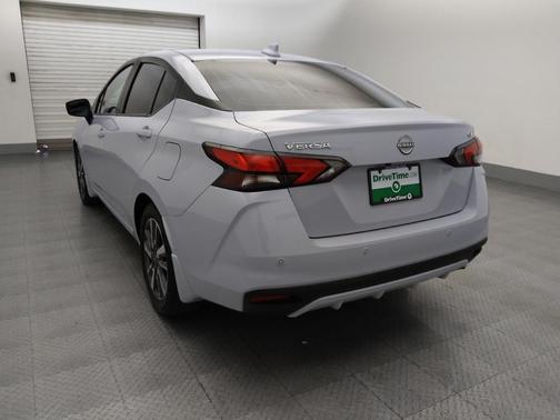 Gray 2024 Nissan Versa 1.6 SV