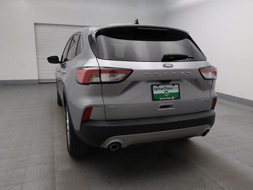 Iconic Silver Metallic 2022 Ford Escape SE