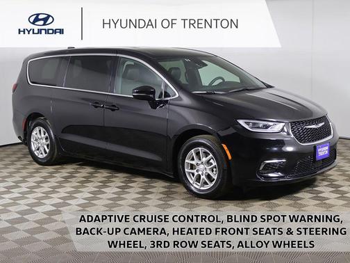Diamond Black 2025 Chrysler Pacifica Select