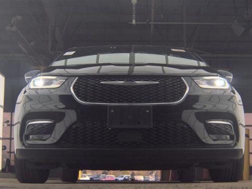 Diamond Black 2025 Chrysler Pacifica Select