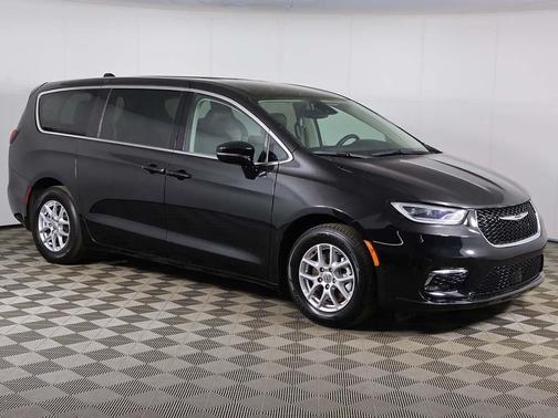 2024 Chrysler Pacifica Touring-L