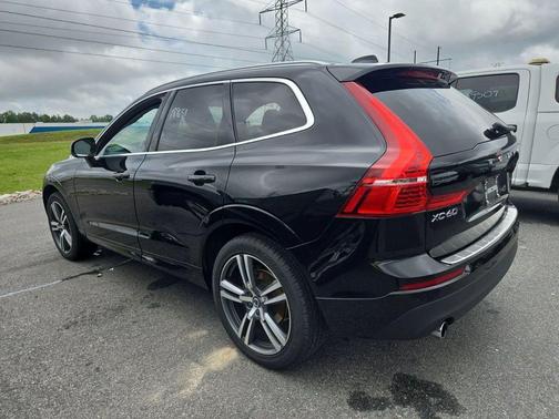 Onyx Black Metallic 2021 Volvo XC60 T5 Momentum