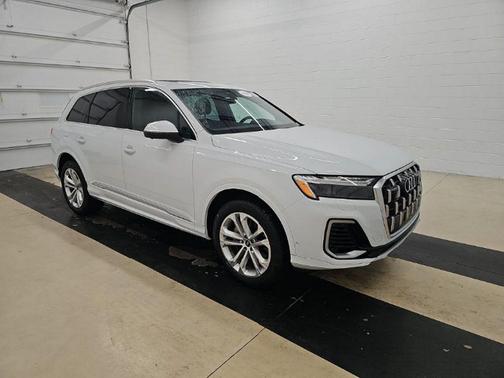 Glacier White Metallic 2025 Audi Q7 55 Premium