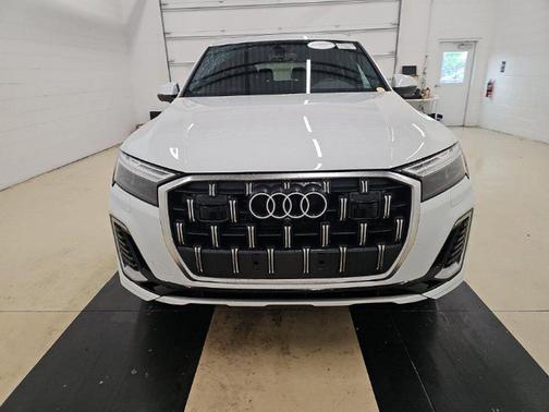 Glacier White Metallic 2025 Audi Q7 55 Premium