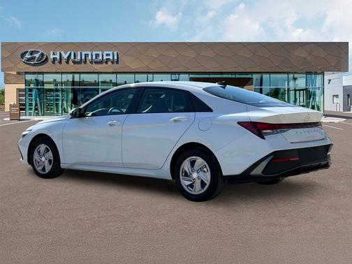 White 2025 Hyundai ELANTRA SE