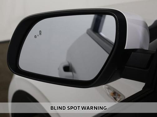 Lunar White 2024 Hyundai VENUE SEL