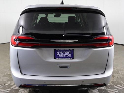 2024 Chrysler Pacifica Touring-L