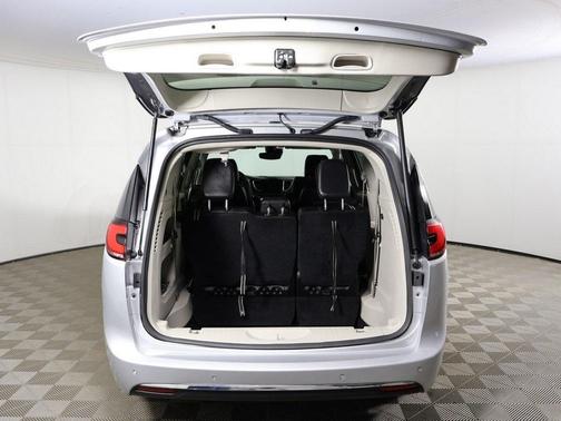 2024 Chrysler Pacifica Touring-L