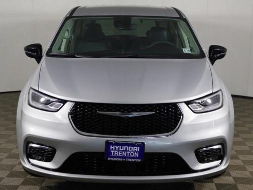 2024 Chrysler Pacifica Touring-L