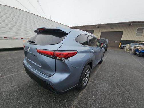 Moon Dust 2022 Toyota Highlander XLE