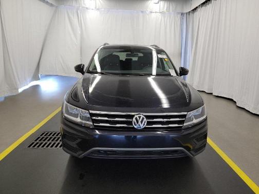 Photo 2 of 4 of 2020 Volkswagen Tiguan 2.0T SE