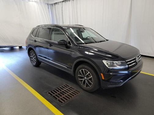 Photo 3 of 4 of 2020 Volkswagen Tiguan 2.0T SE