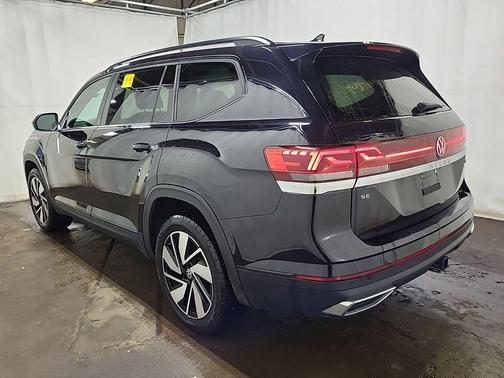 Deep Black Pearl Effect 2024 Volkswagen Atlas 2.0T SE
