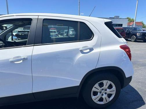 Summit White 2018 Chevrolet Trax LS