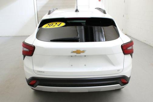 Summit White 2024 Chevrolet Trax LT