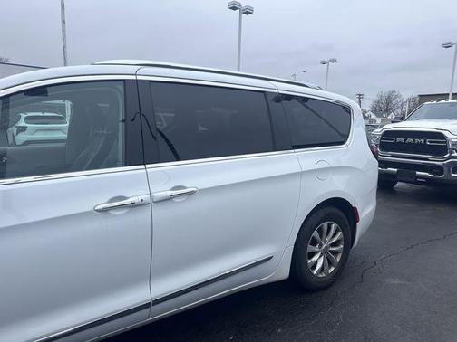 Bright White Clearcoat 2018 Chrysler Pacifica Touring-L