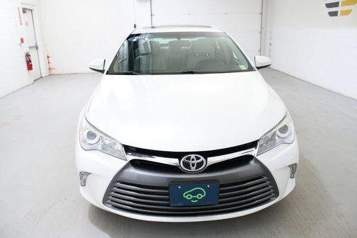 Blizzard Pearl 2017 Toyota Camry XLE