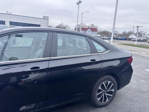 Deep Black Pearl Effect 2024 Volkswagen Jetta 1.5T S