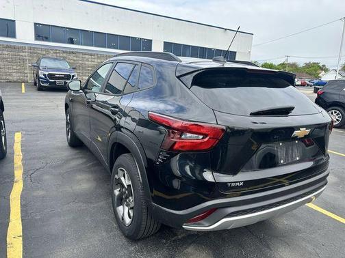 Mosaic Black Metallic 2025 Chevrolet Trax LS