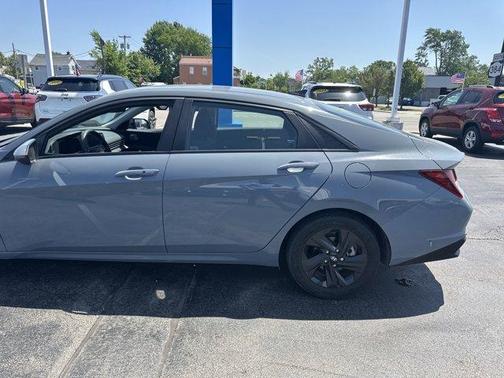 2022 Hyundai ELANTRA SEL