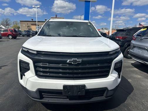 Summit White 2024 Chevrolet Traverse LT