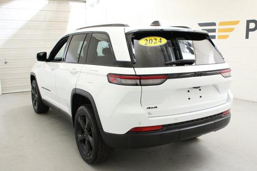 Bright White Clearcoat 2024 Jeep Grand Cherokee Laredo