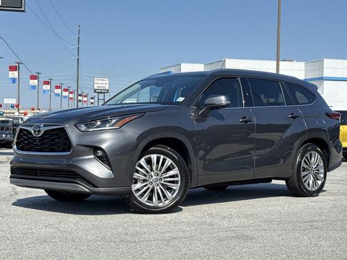 Magnetic Gray Metallic 2023 Toyota Highlander Platinum
