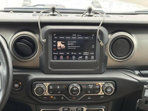 Bright White Clearcoat 2020 Jeep Gladiator Sport S