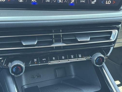 Mosaic Black Metallic 2026 Chevrolet Traverse LT